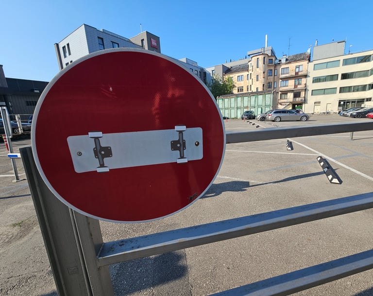Détournement de panneaux de signalisation représentant un skateboard sur un sens interdit.