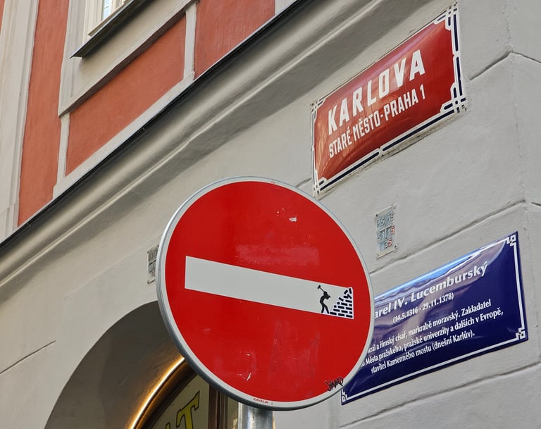 Détournement de panneaux de signalisation représentant un homme détruisant un mur sur sens interdit 