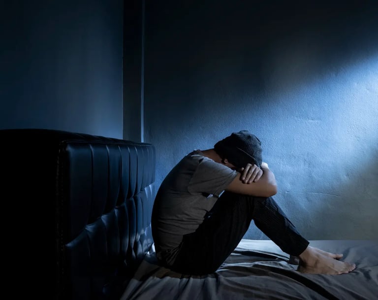 homme souffrant d'anxiété il a la tête reposant dans ses bras