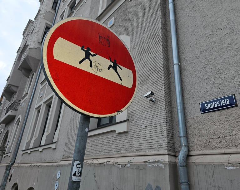 Détournement de panneaux de signalisation représentant deux escimeur aux J.O. sur un sens interdit.