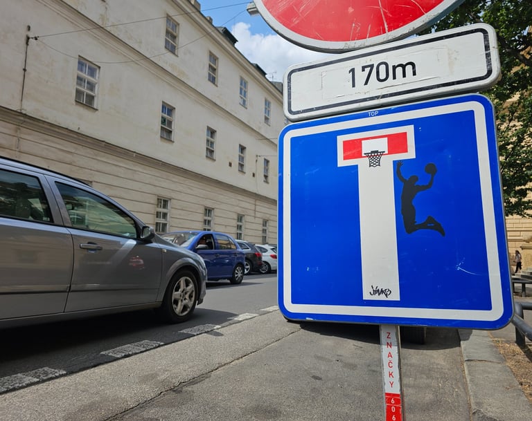 Détournement de panneaux de signalisation représentant un basketteur sur un panneau sans issue.