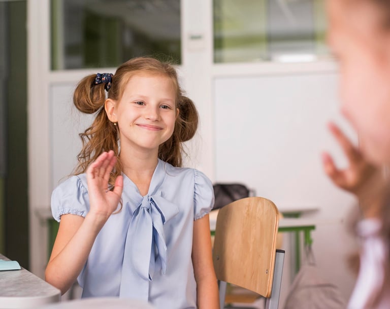 Een meisje in een blauw shirt dat wuift