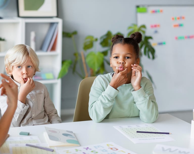 Een jongen en een meisje dat oefeningen doen voor de mondontwikkeling
