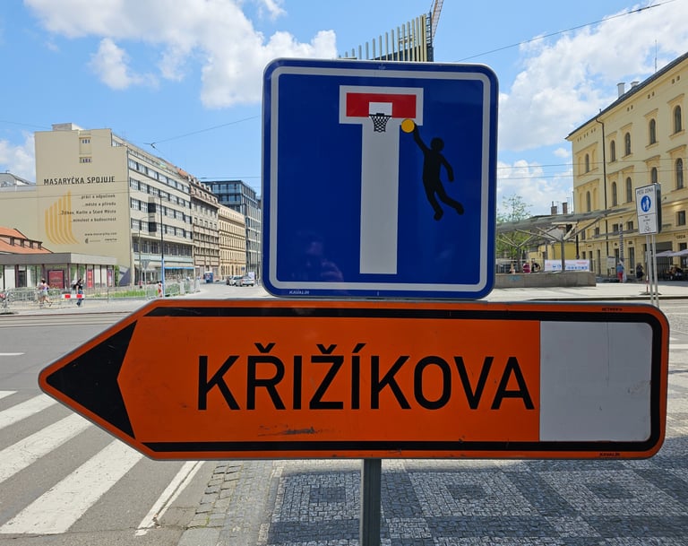 Détournement de panneaux de signalisation représentant un basketteur sur un panneau sans issue.