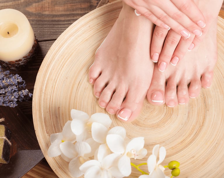 Verzorgde voeten omringd door natuurlijke ornamenten en bloemen voor een spa-ervaring.