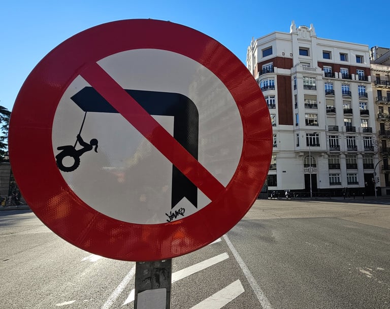 Street art sur panneau de signalisation représentant un fille sur une balançoire