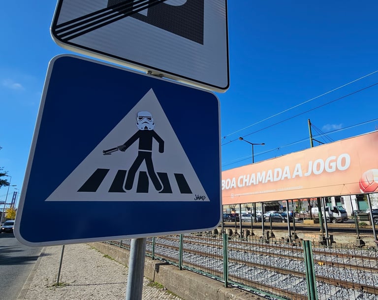 Street art sur panneau de signalisation représentant un Stormtrooper sur un panneau piéton à Lisboa