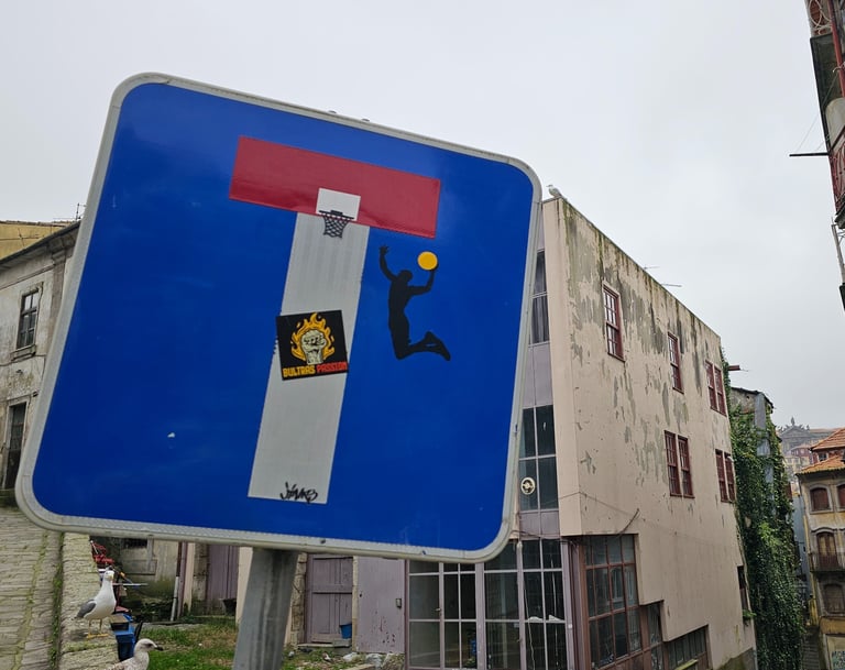 Détournement de panneaux de signalisation représentant un basketteur sur un panneau sans issue.