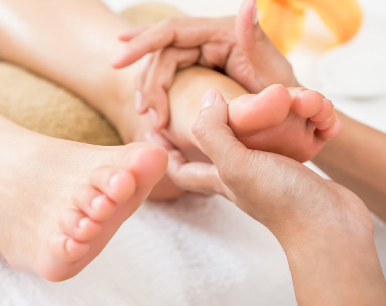 Ontspannende voetmassage uitgevoerd door een professionele pedicure.