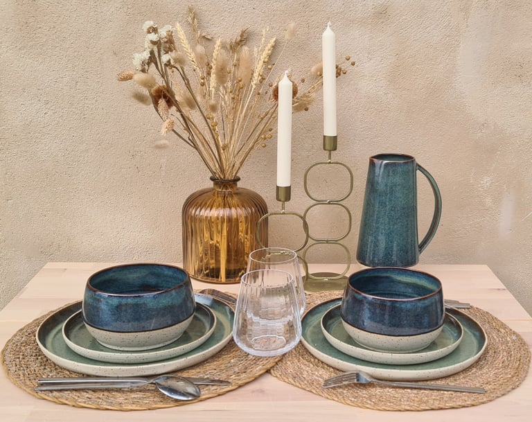Vaisselle en céramique, assiettes, bols et pichet en grès, art de la table