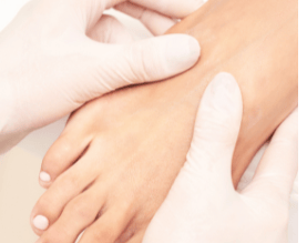 Een ontspannende voetmassage uitgevoerd door een professionele pedicure.