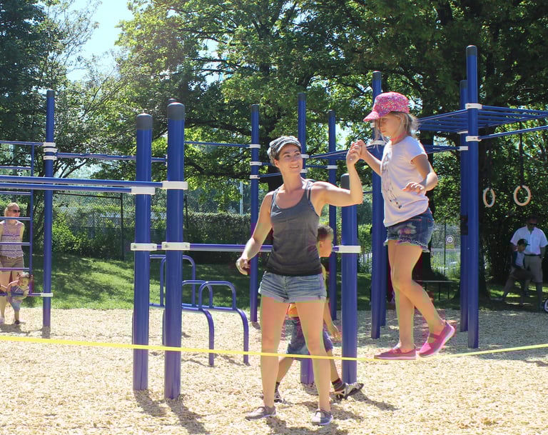 Mère et fille dans un slackline parc Kenguru Pro