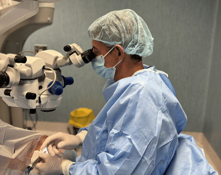 Dr Oftalnova realizando una intervención quirúrgica a un paciente