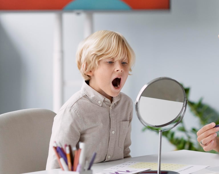 Een jongen dat spraakoefeningen aan het doen is