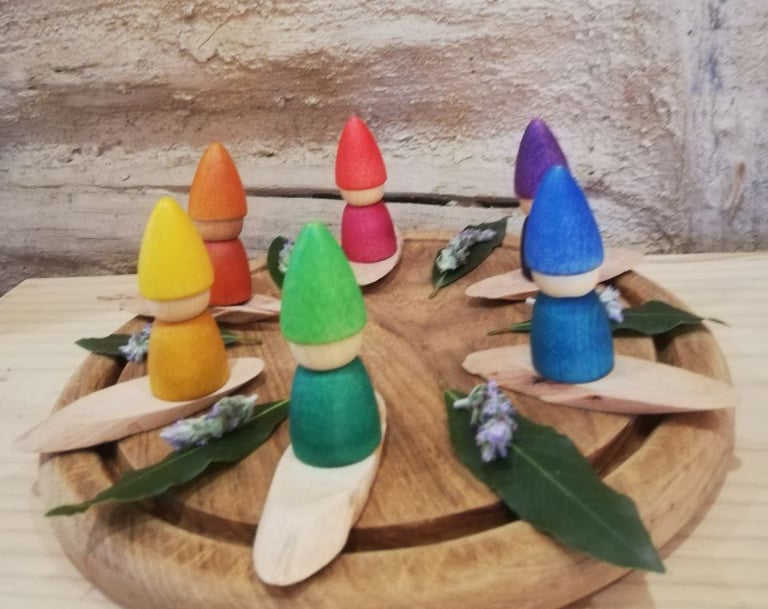 Figures de fusta de colors en cercle, joc lliure i creatiu