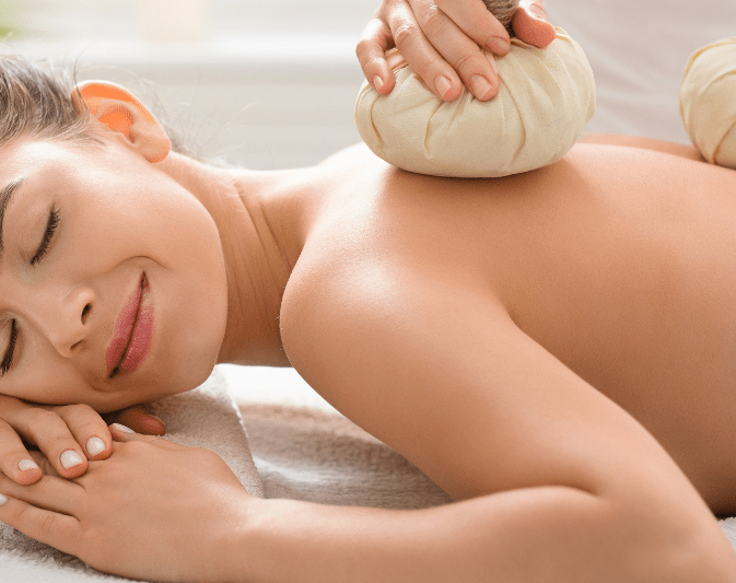 Ontspannende massage met kruidenstempels bij Medisch Pedicure Grote Berg, voor diepe relaxatie.