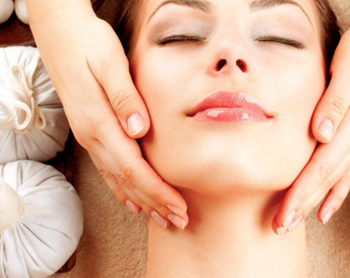 erzorgende gezichtsmassage voor een frisse en stralende huid, uitgevoerd bij Medisch Pedicure Grote Berg.