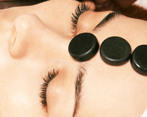 Hotstone gezichtsmassage bij Medisch Pedicure Grote Berg voor totale ontspanning en huidverbetering.