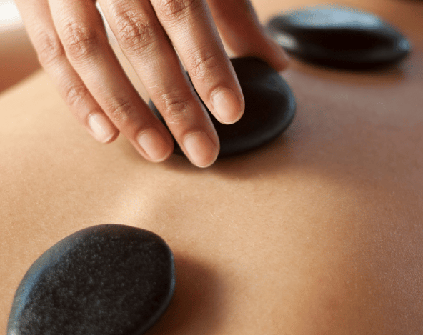Hotstone rugmassage aangeboden door Medisch Pedicure Grote Berg, ideaal voor stressverlichting.