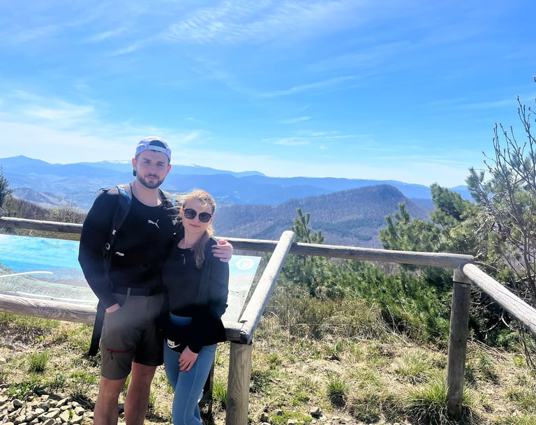 Małżeństwo Wawro na górskim szlaku przy drewnianej barierce. Dbamy o Twoją polisę na życie.