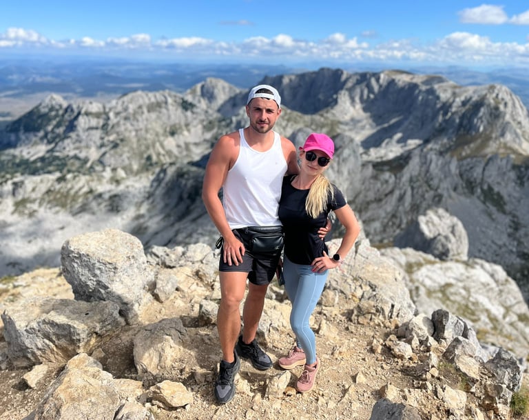 Arek i Karolina na skalistym szczycie góry. Stabilna multiagencja ubezpieczeniowa Wrocław.