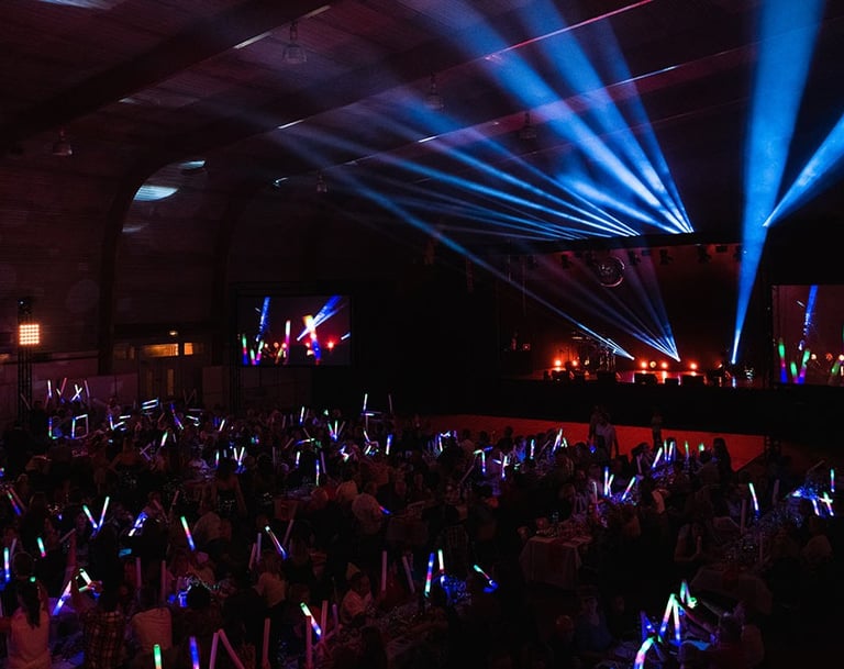 un grand groupe de personnes debout autour d'une scène