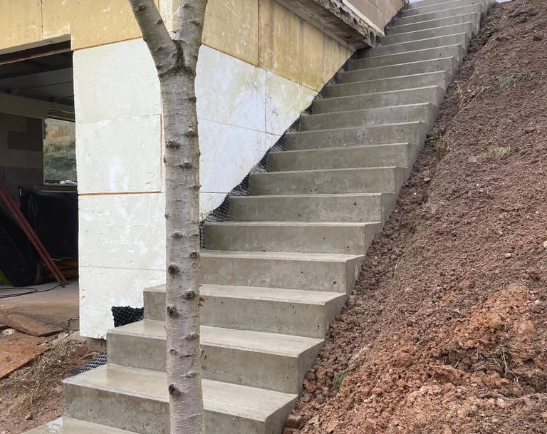 tiesūs lauko betoniniai laiptai