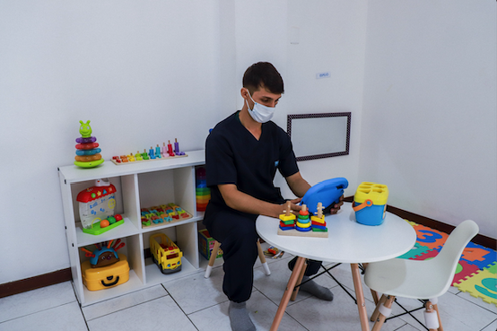 harry trabajando