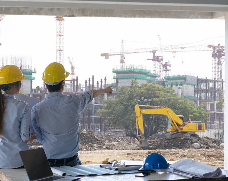 duas pessoas olhando a evolução de sua construção