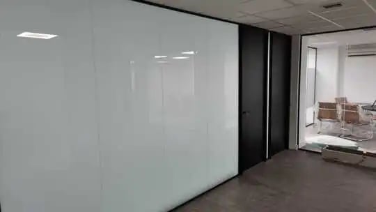 Mamparas de oficina en cristal opaco y puerta de melamina de suelo a techo