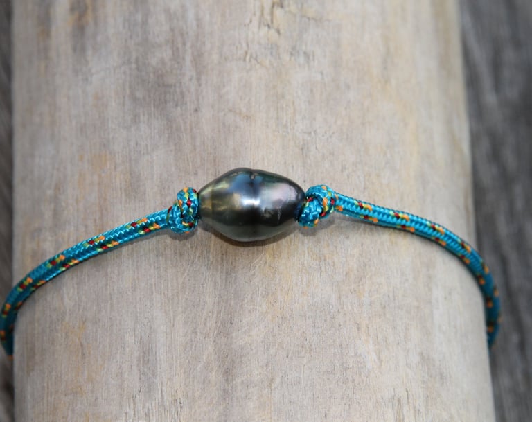 Bracelet avec cordon marin et perle noire de Tahiti de forme baroque