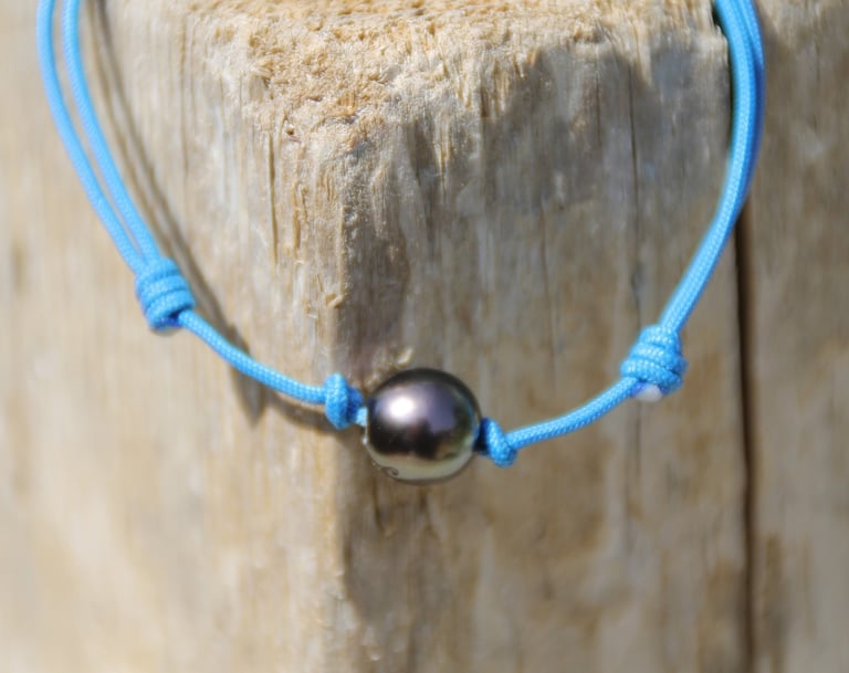 Bracelet avec cordon de couleur unie et perle noire de Tahiti de forme ronde