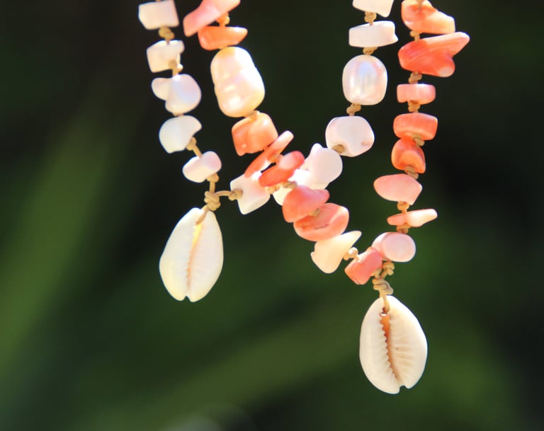 Collier de coquillages et perles de culture