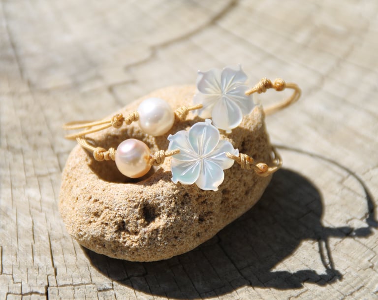 Bijoux avec fleurs en nacre et perles de culture 