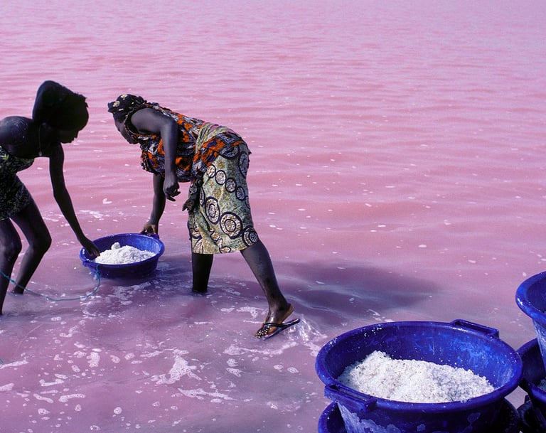 Ramasseuses de sel au Lac rose au Sénégal