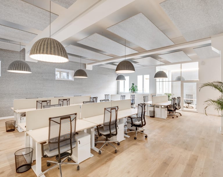 Bureau open space moderne avec tables blanches et chaises ergonomiques - nettoyage professionnel 