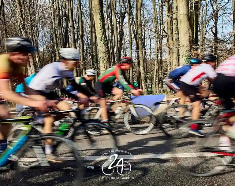 Course cycliste vue de face