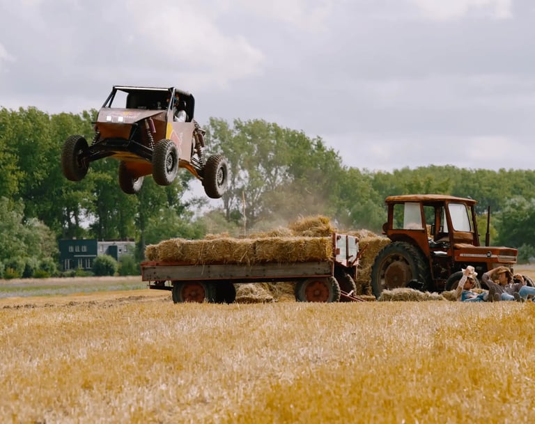 G-rallye car qui saute au dessus d'un tracteur