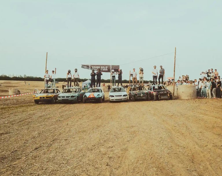 Personnes sur leur voiture devant la ligne de départ d'une course automobile