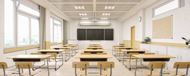 Pintores profesionales aplicando pintura ecológica sin olor en un colegio de Bilbao