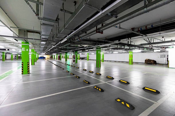 Aplicación de resina epoxi en suelo de garaje comunitario en Barakaldo.