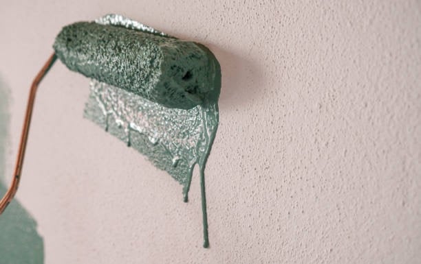 Proceso de alisado de paredes y eliminación de gotelé en una vivienda de Bizkaia