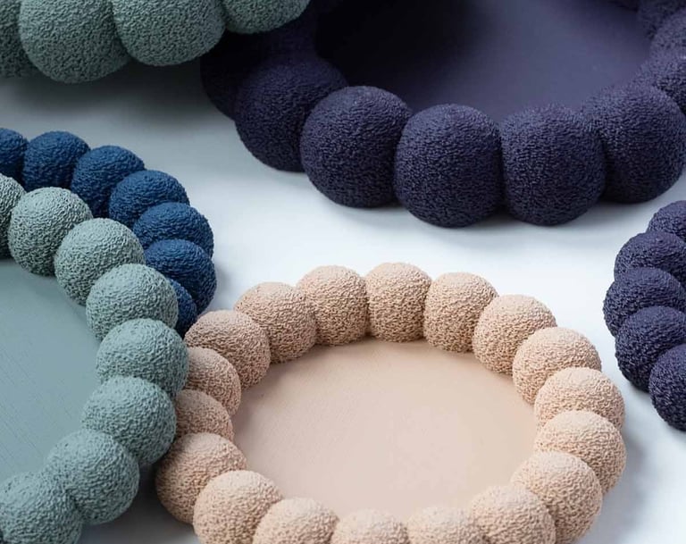 Bandejas decorativas da Coleção Sugar em tons de bege, azul e cinza, impressas em 3D — TIDU HOME