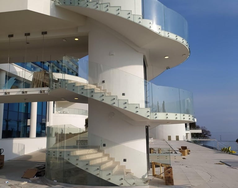 Staklena spiralna ograda vanjskog stubišta