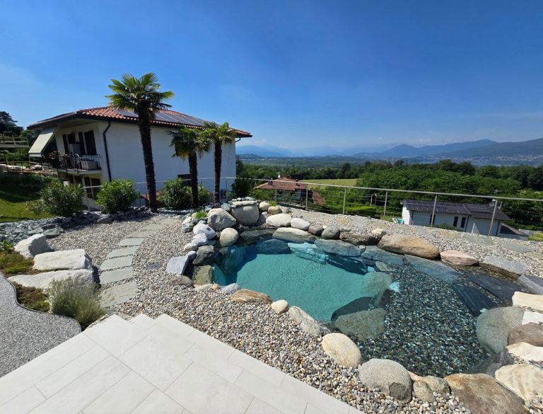 piscina rocks design con effetto cascata e ciotoli