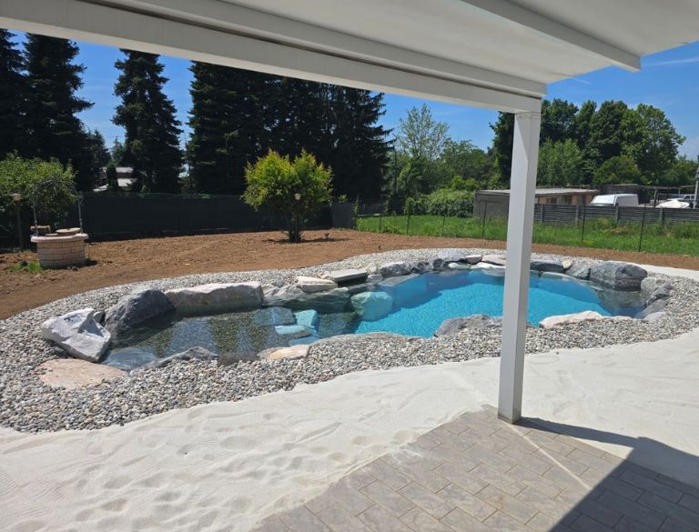 piscina rocks design con patio e pergola