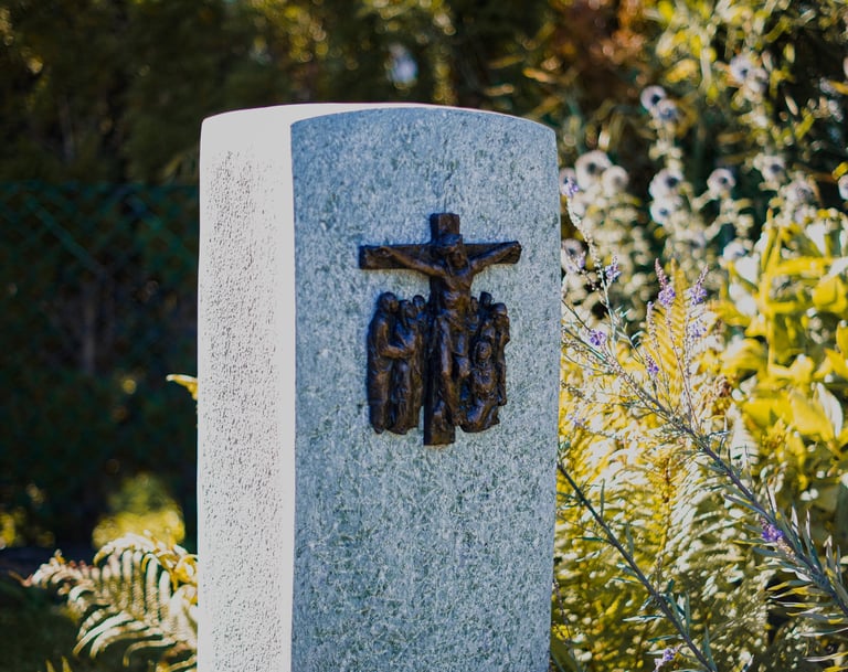 Grabstein mit Jesus-Kreuz und Jüngern aus Bronze