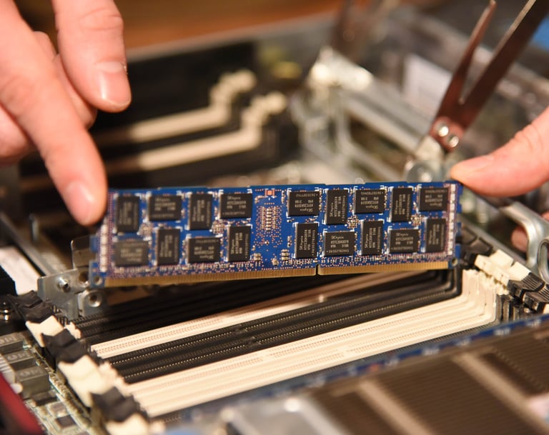RAM-Riegel, die in einen Server eingesteckt werden