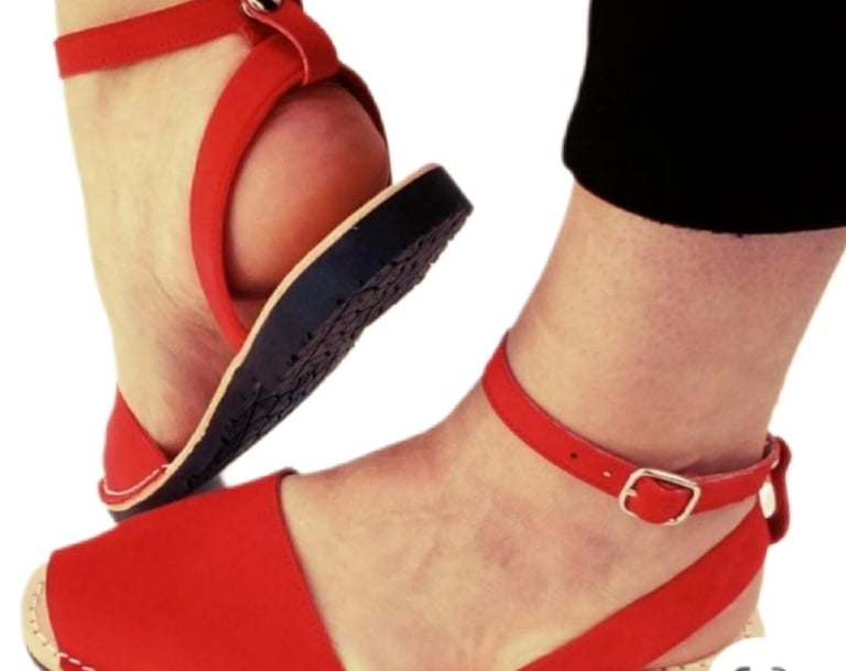 Abarcas con correas tobilleras