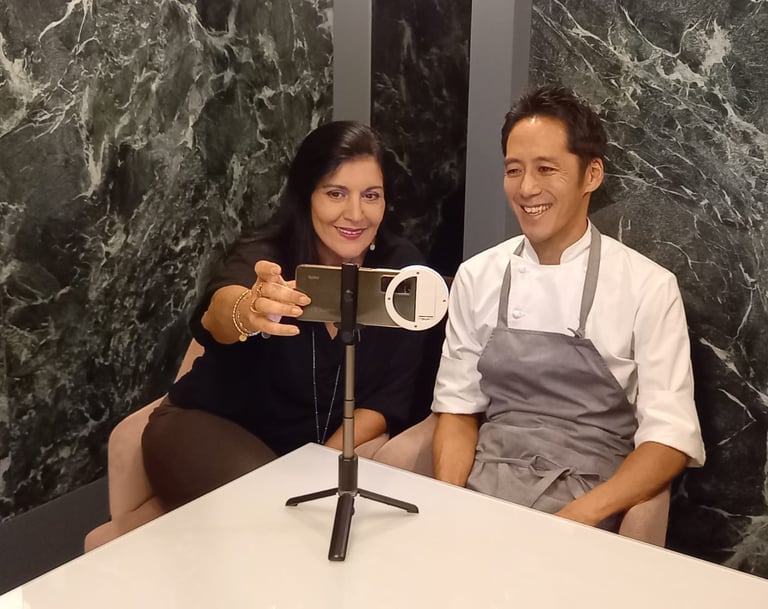 Clara Mennella intervista uno chef durante un video racconto enogastronomico.